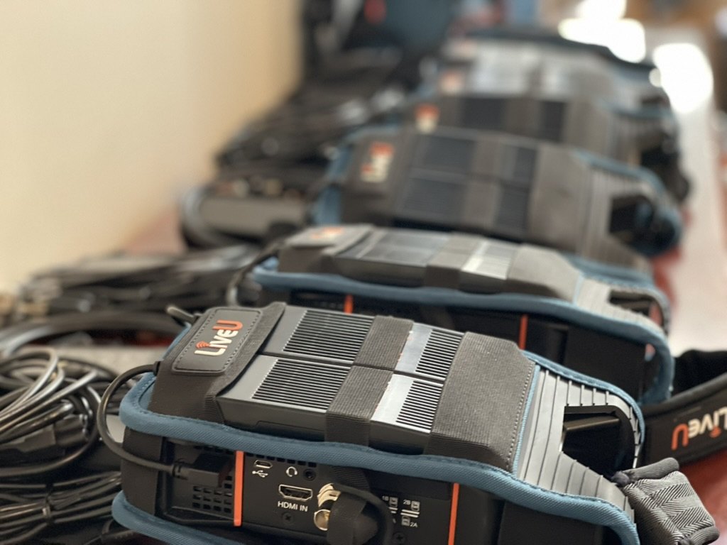 Unités LiveU en préparation : entrées HDMI et SDI câblées avant l’installation des liens