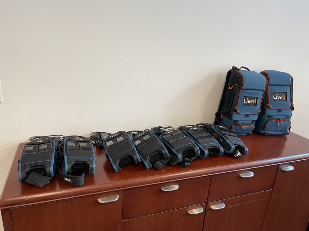 La flotte d’unités LiveU rassemblée avant le déploiement, sacs de transport prêts