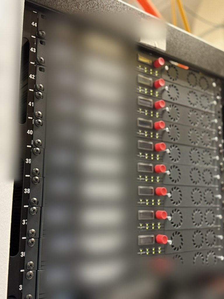 Le rack de nœuds Riedel MediorNet MicroN de la dorsale temporaire — identifiants réseau masqués