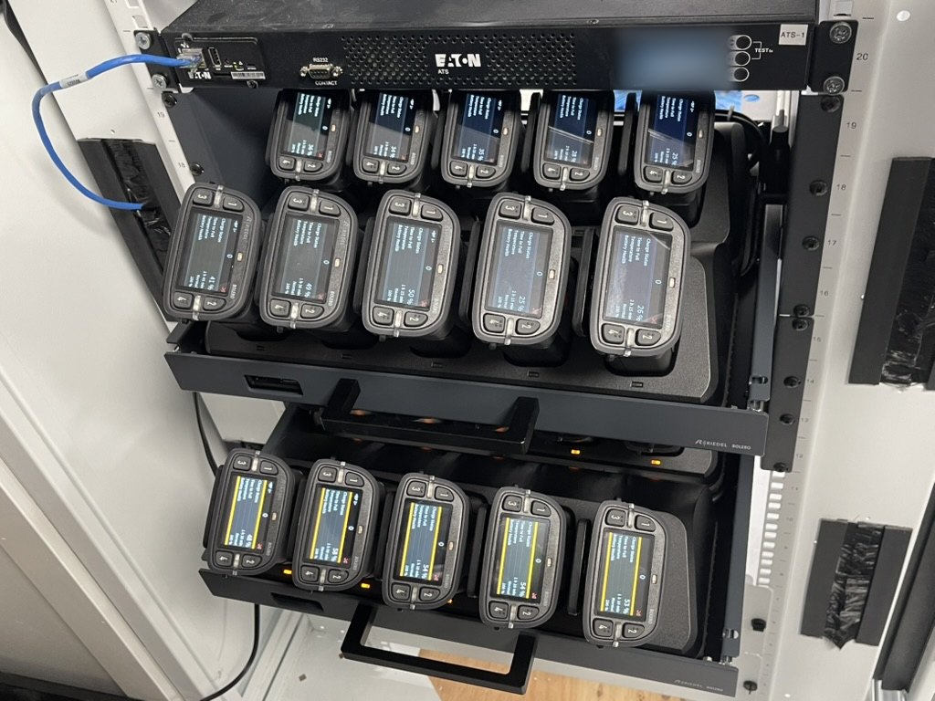 Les ceintures Bolero dans leurs baies de recharge en rack, alimentation secourue en tête de baie