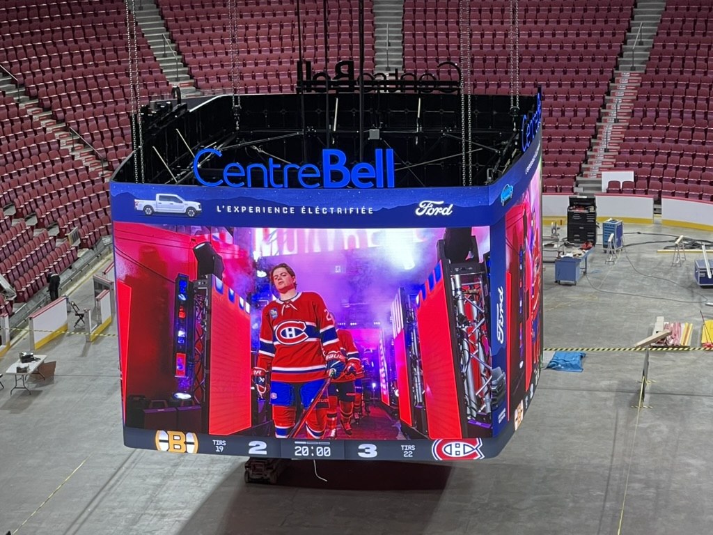 Le jumbotron du Centre Bell descendu au niveau du plancher pendant les travaux, aréna vide