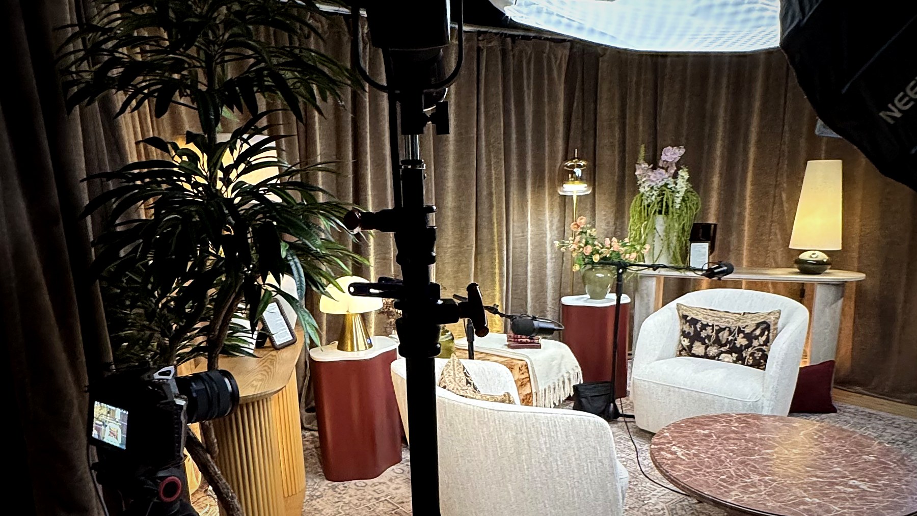 Un autre studio de Matière Média, en décor salon chaleureux