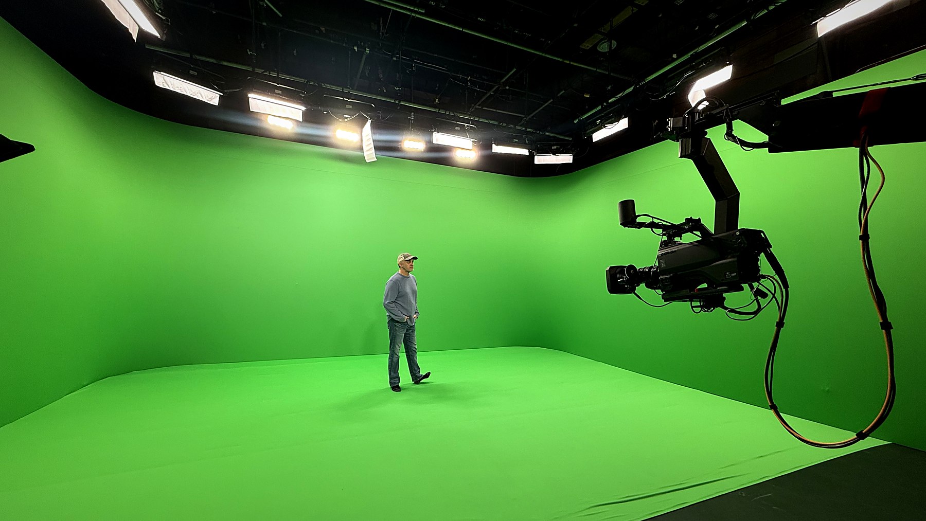 Le cyclorama vert du studio TSN à Toronto, avec la grille d'éclairage et la caméra sur grue