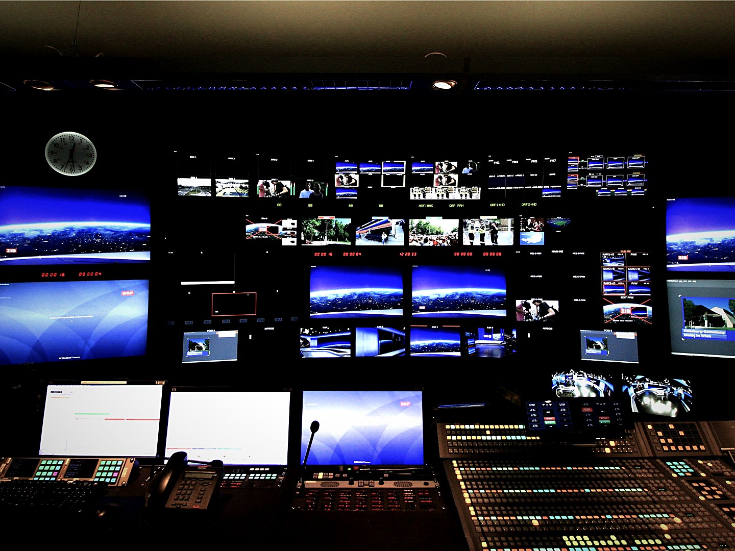 Régie de mise en ondes, mur de moniteurs et console